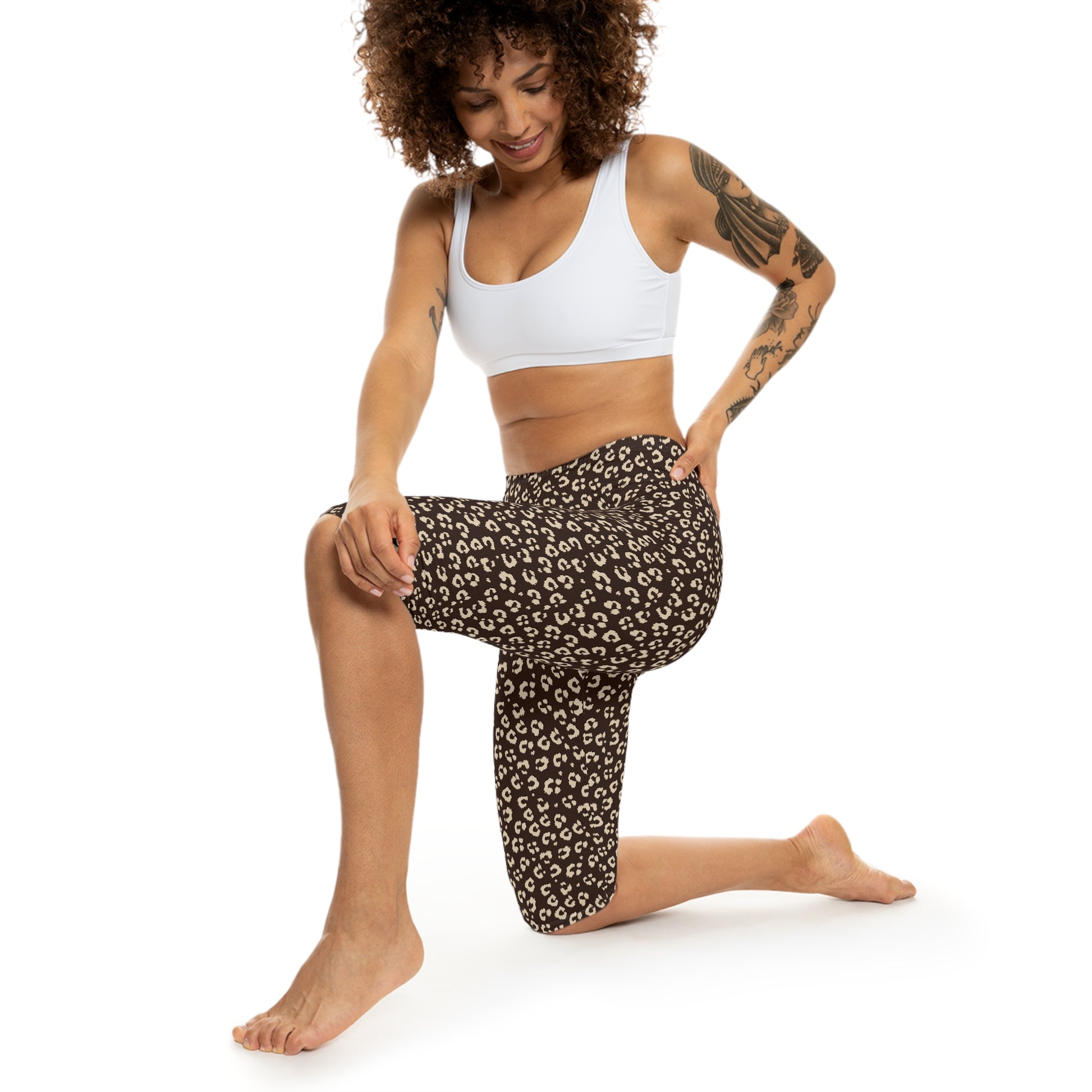 Fashionable Bold Leopard Print Women’s Capri Leggings for Activewear